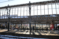 814562 Gezicht op één van de oude (gedeeltelijk gedemonteerde) perronkappen van het Centraal Station te Utrecht.